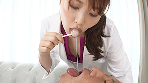 唾液をたっぷり飲ませてココロの治療をする接吻心理療法士・新村あかり先生のお仕事 サンプル画像